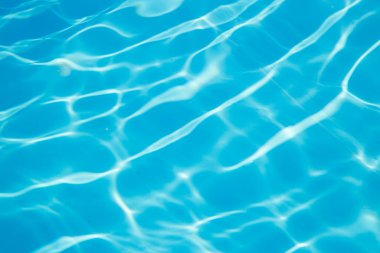 Deniz zemininde ışığı yansıtan ışık