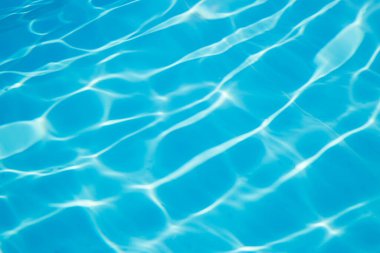 Deniz zemininde ışığı yansıtan ışık