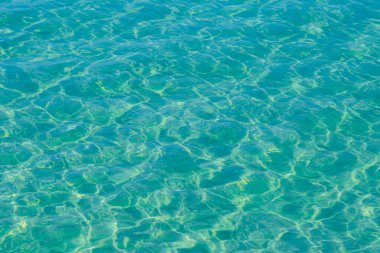 Güneşi yansıtan mavi havuz suyu