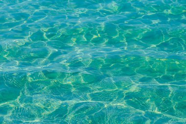 Güneşi yansıtan mavi havuz suyu