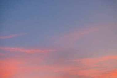 Gökyüzü ve bulut gün batımında parlak gökkuşağı