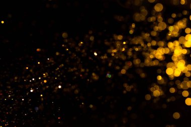 Siyah arkaplanda altın renkli ışıklar