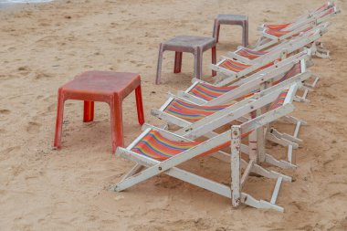 Kumsaldaki sahil yatağı. Turistleri karşılamak için. Oturup rahatlamak için.