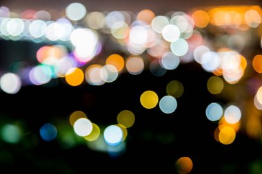 Şehirde koyu arkaplanı olan bulanık ışık deodorantı