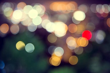 Şehirde koyu arkaplanı olan bulanık ışık deodorantı