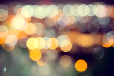 Şehirde koyu arkaplanı olan bulanık ışık deodorantı