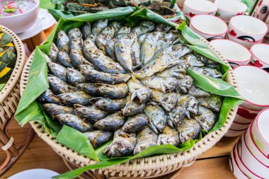 Acı biber ezmesi ve Tayland yemeği için kızarmış uskumru.