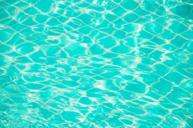 Mavi yüzme havuzunun arka planındaki sudan yansımalar.