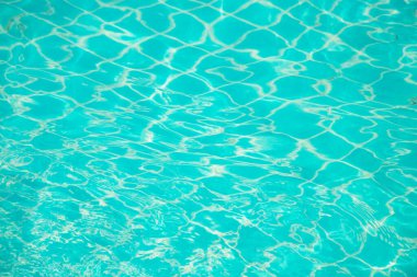 Mavi yüzme havuzunun arka planındaki sudan yansımalar.