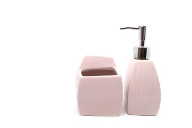 Beyaz zemin üzerinde modern seramik sıvı sabun şişesi