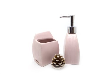 Beyaz zemin üzerinde modern seramik sıvı sabun şişesi