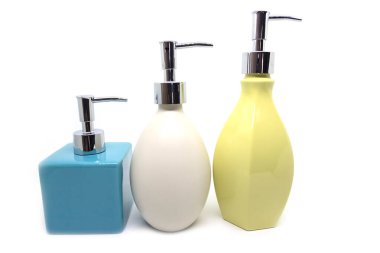 Beyaz arka planda çok renkli duş jeli şişeleri.