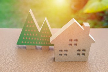 Ağaç bahçesi geçmişi olan model aile evi.