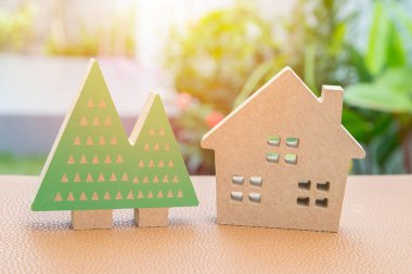 Ağaç bahçesi geçmişi olan model aile evi.