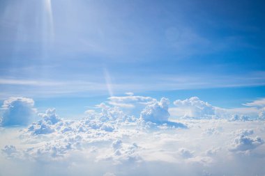 Gökyüzü ve bulutlar uçağın arka planından görüldü.