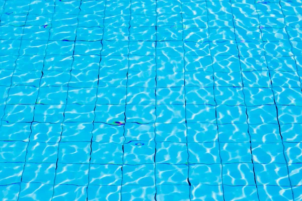 Yüzme havuzunun arka planında mavi olgun su yansıması