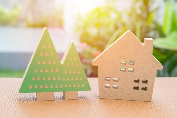 Ağaç bahçesi geçmişi olan model aile evi.