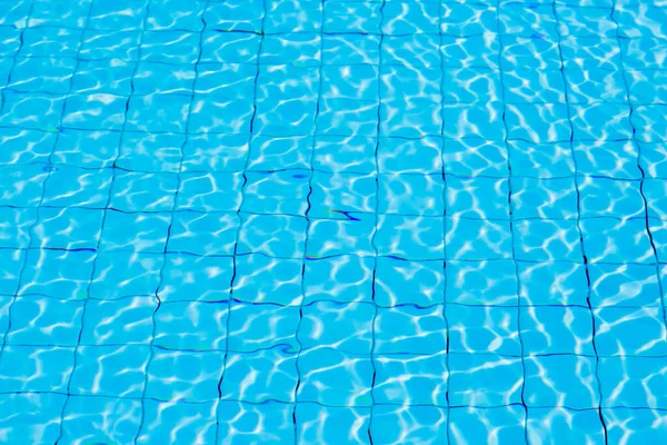 Yüzme havuzunun arka planında mavi olgun su yansıması