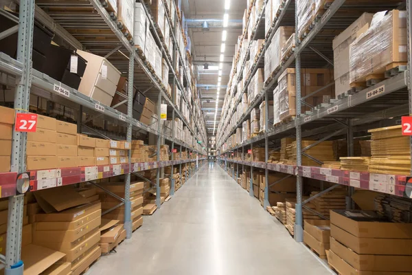 Ürün ve mal stokları ile depoya giden yol