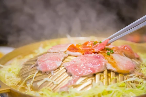 Domuz slaytları pirinçten tavada ızgara yiyecek ve lahana sebzesi.