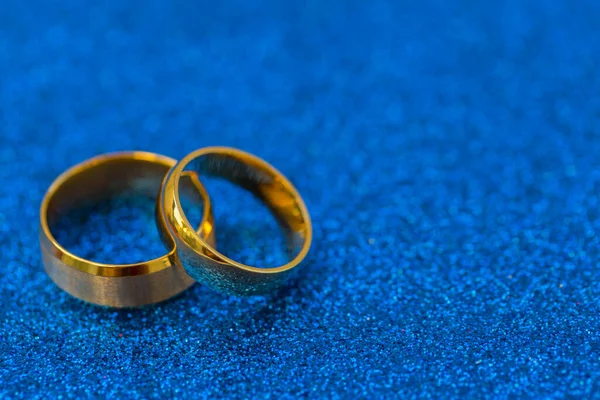 Arany Jegygyűrűk Menyasszony Vőlegény Sötét Kék Csillogó Háttér — Stock Fotó