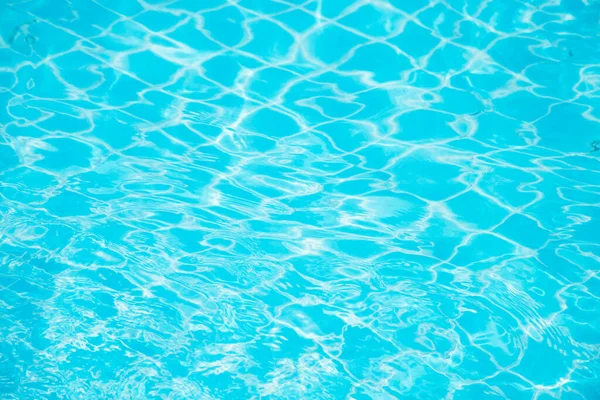 Αντανακλάσεις Από Νερό Στο Φόντο Της Γαλάζιας Πισίνας — Φωτογραφία Αρχείου