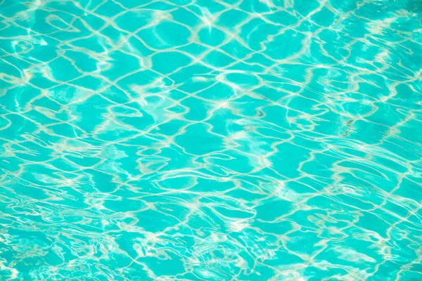 Αντανακλάσεις Από Νερό Στο Φόντο Της Γαλάζιας Πισίνας — Φωτογραφία Αρχείου