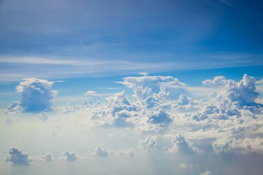 Gökyüzü ve bulutlar uçağın arka planından görüldü.