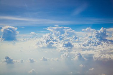 Gökyüzü ve bulutlar uçağın arka planından görüldü.