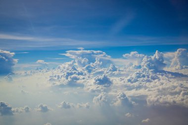 Gökyüzü ve bulutlar uçağın arka planından görüldü.