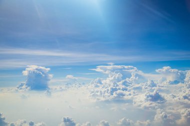 Gökyüzü ve bulutlar uçağın arka planından görüldü.