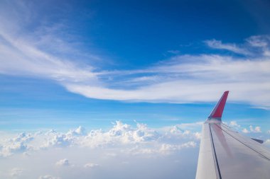 Gökyüzü ve bulutlar uçağın arka planından görüldü.