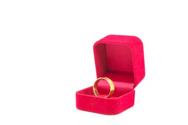 Beyaz arka planda kırmızı kadife kutuda alyans