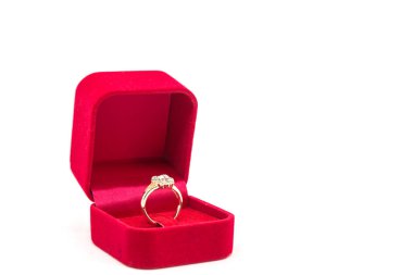 Beyaz arka planda kırmızı kadife kutuda alyans