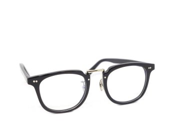 Beyaz arka plan üzerinde siyah çerçeve li camlar