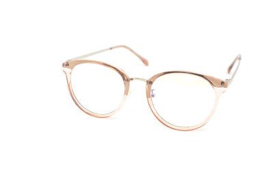 Beyaz arka planda modern temiz pembe çerçeveli gözlük.