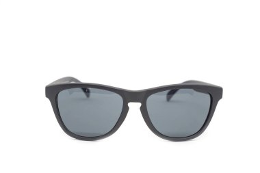 Beyaz arka planda modern siyah gözlük.