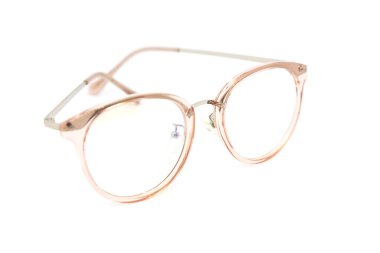 Beyaz arka planda modern temiz pembe çerçeveli gözlük.