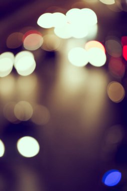 Şehir arka planındaki Bokeh hafif trafiğinin odak noktasını kapat