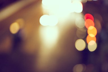 Şehir arka planındaki Bokeh hafif trafiğinin odak noktasını kapat