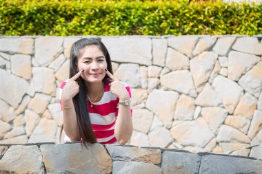 Taş kalpli, yakışıklı Asyalı bir kız.