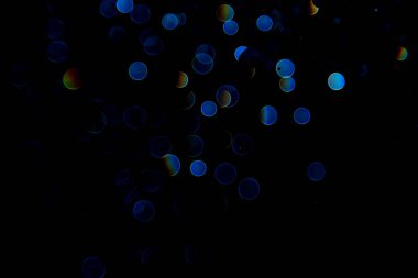 Siyah arkaplanda soyut mavi bokeh ışıklar