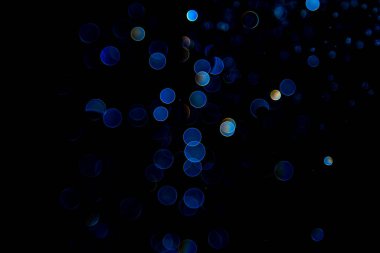 Siyah arkaplanda soyut mavi bokeh ışıklar