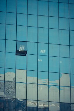 Cam yansımalı modern ofis binası