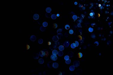 Siyah arkaplanda soyut mavi bokeh ışıklar