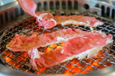 Japon usulü ızgara Wagyu bifteği kömürde.