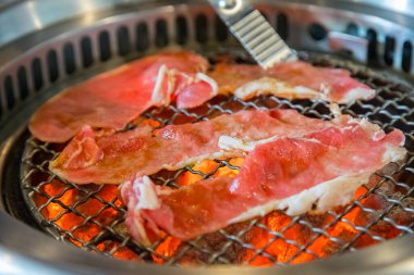 Japon usulü ızgara Wagyu bifteği kömürde.