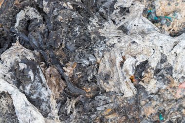 Kül alüminyum folyoyla karıştırılmış alüminyum folyodan kaynaklanıyor. Çevre yok edildi..