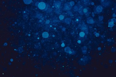 Siyah arkaplandaki mavi ışık bokeh