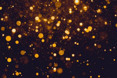 Siyah arkaplanda altın renkli ışıklar